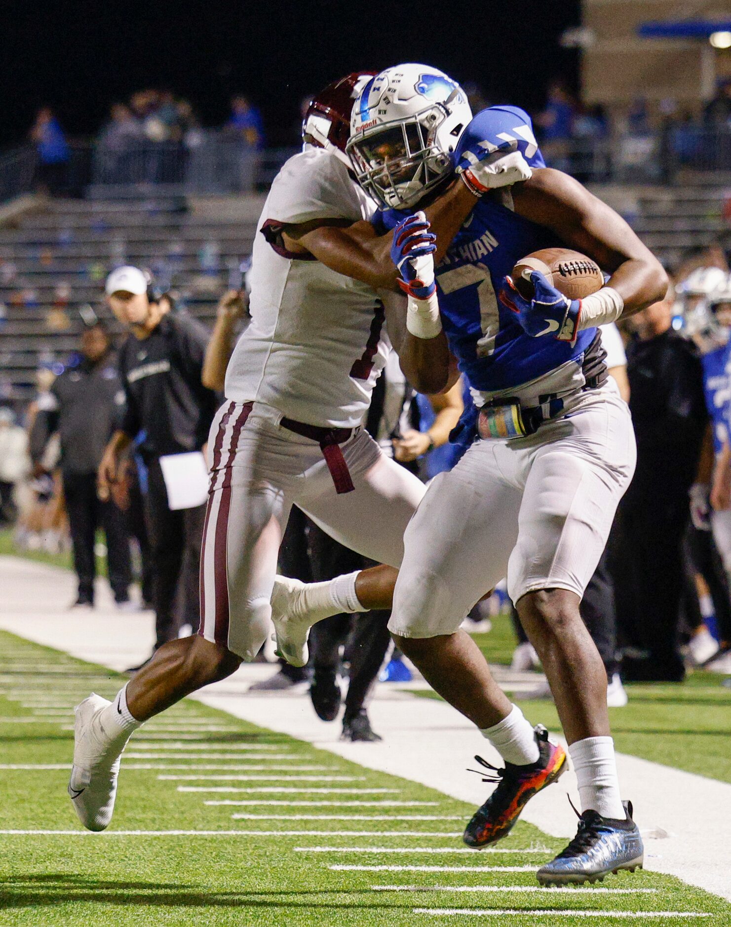 Red Oak Warren Roberson (1) forces Midlothian running back De’ago Benson (7) out of bounds...