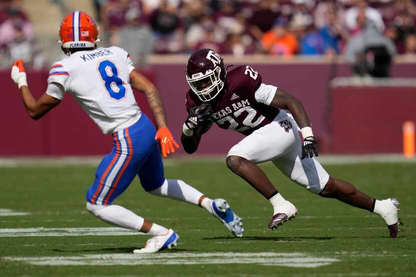 Texas A&M running back Le'Veon Moss (22) tries to get to the corner as Florida cornerback...