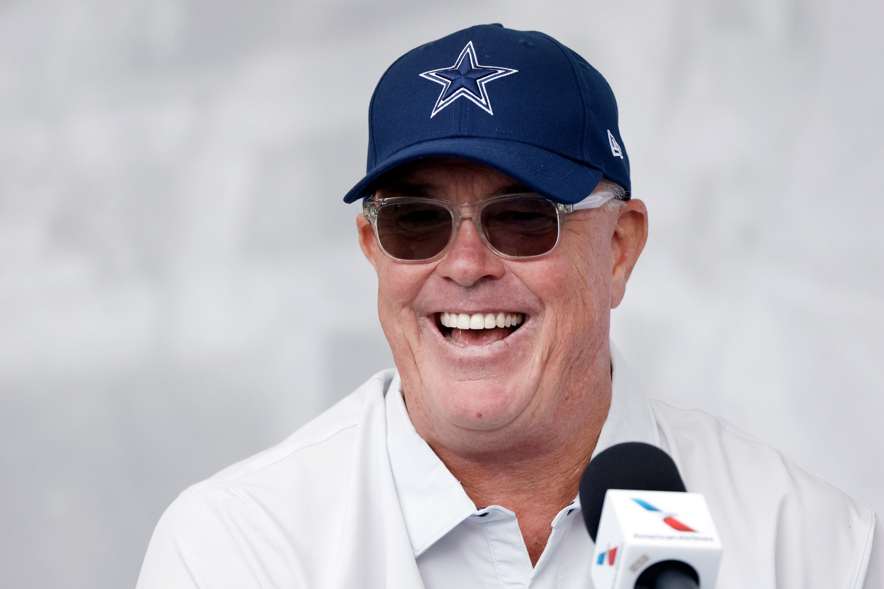 Dallas Cowboys owner Jerry Jones takes questions from the media at the  start of NFL football training camp, Tuesday, July 26, 2022, in Oxnard,  Calif. (AP Photo/Gus Ruelas Stock Photo - Alamy