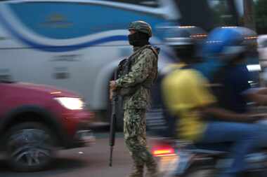 Un soldado vigila el tránsito en el puerto de la Unidad Nacional que conecta Durán con...