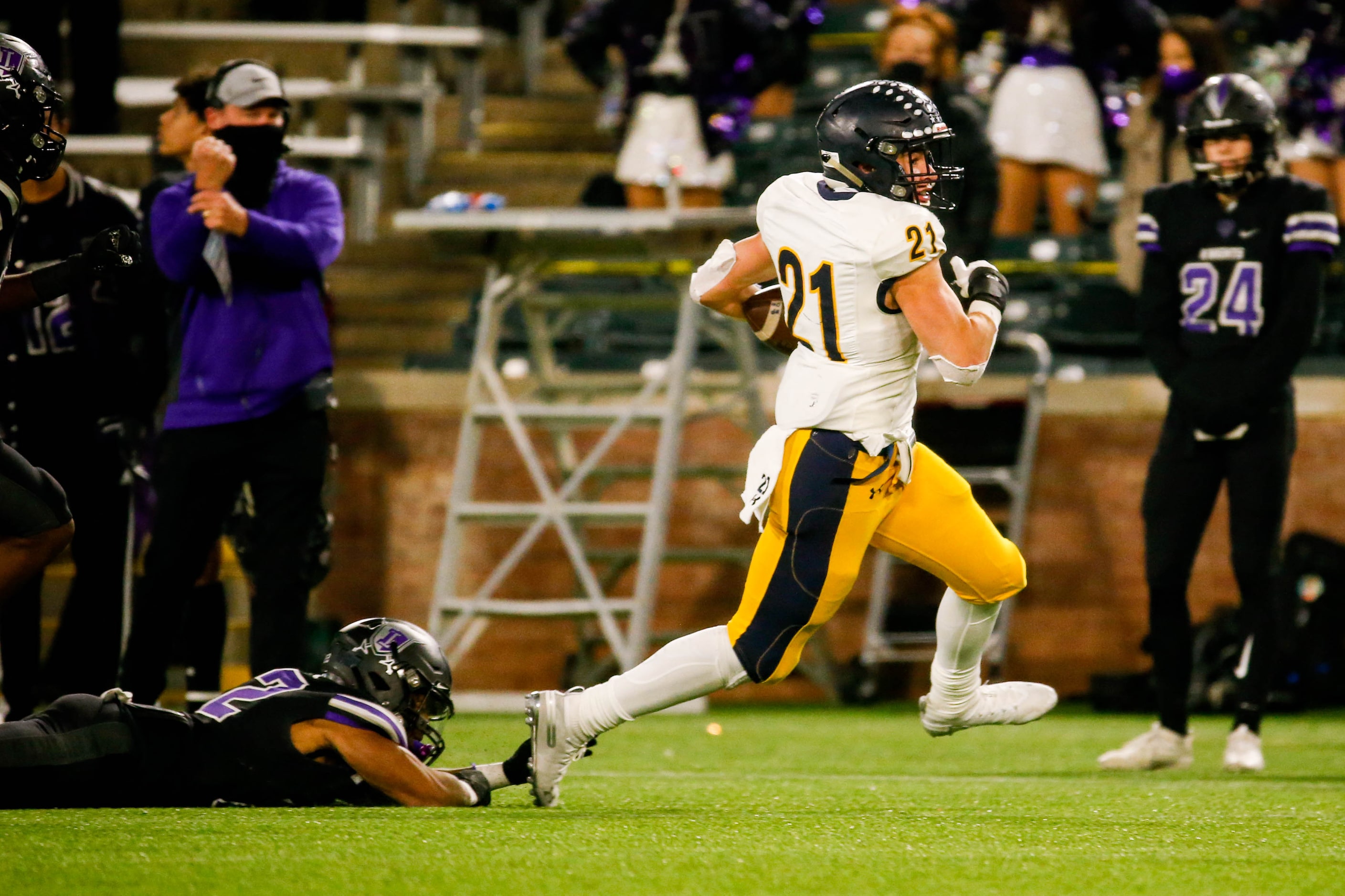 Highland Park's Anthony Ghobriel (21) runs the ball in the fourth quarter of a Class 5A...