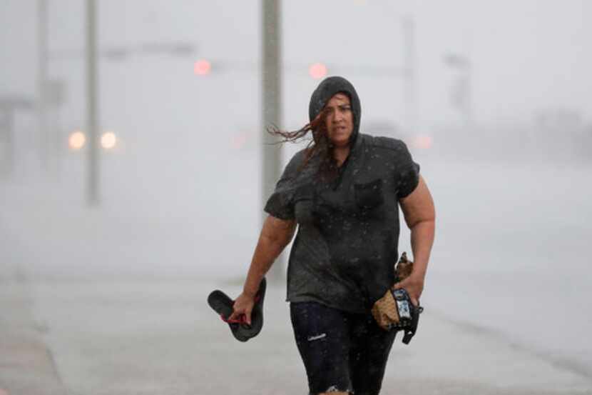 Hillary Lebeb camina por un rompeolas en Galveston, Texas, mientras el huracán Harvey cobra...