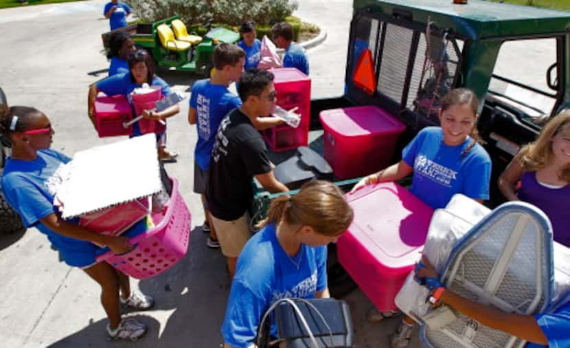 UT-Arlington students and volunteers move into their Arlington Hall dorms Monday, August 23,...