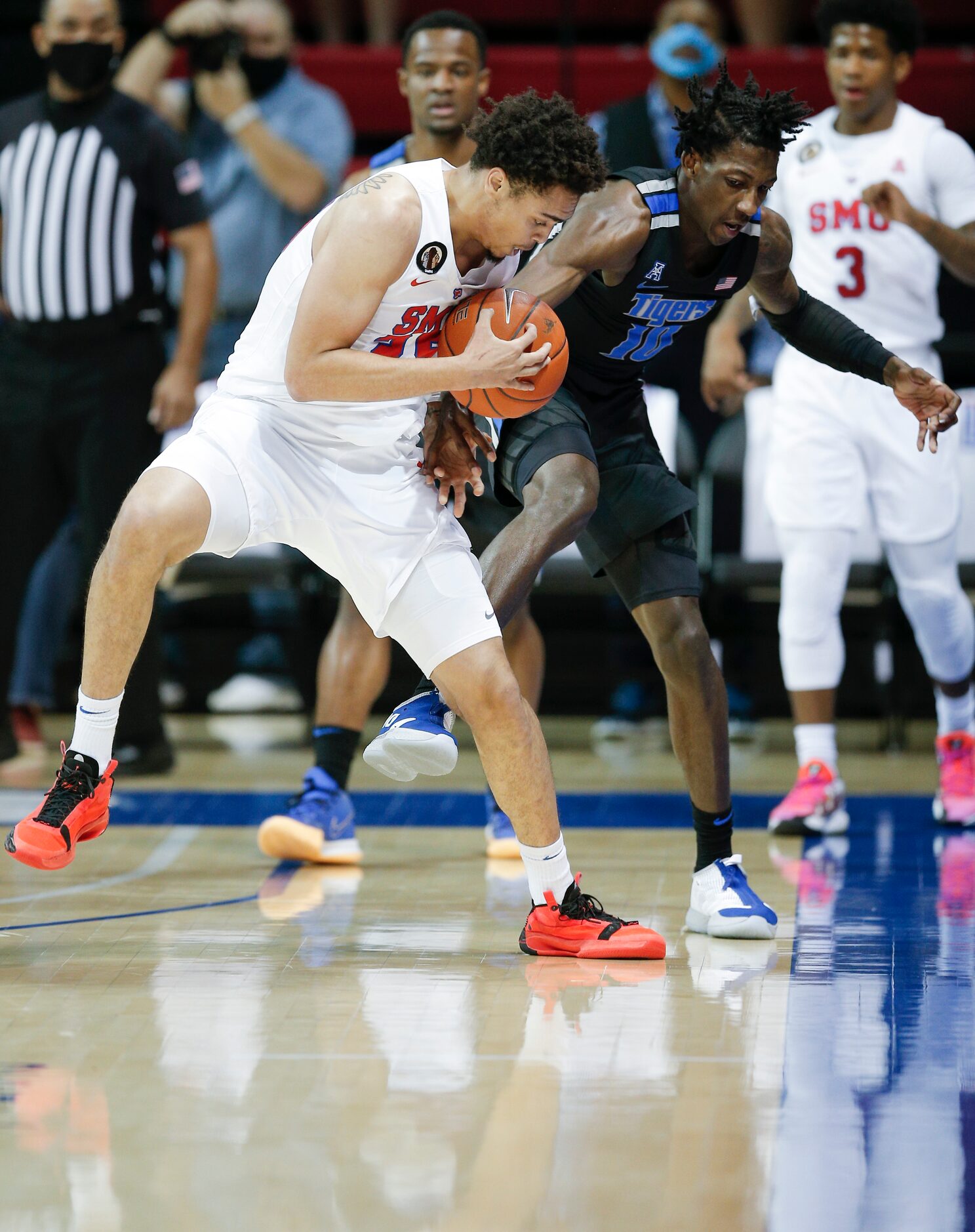 SMU forward Ethan Chargois (25) battles Memphis guard Damion Baugh (10) for a a loose ball...