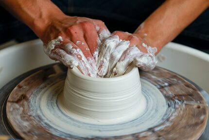 El artista de cerámica Marcelo Andrés Ortega trabajando con arcilla en su estudio en Dallas,...