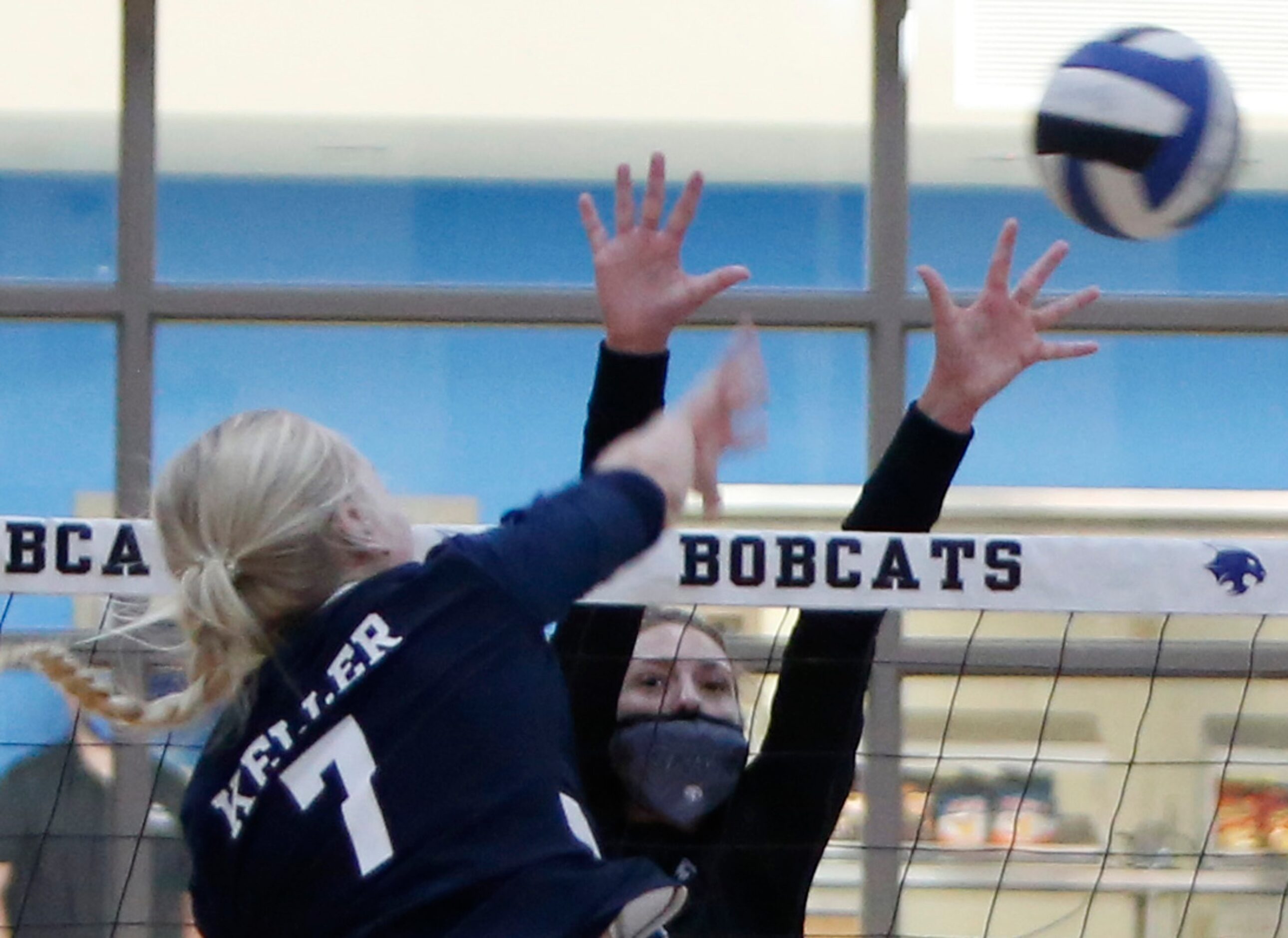 Keller's Kennedi Sutter (7) shoots past the defense of Trophy Club Byron Nelson's Nina...