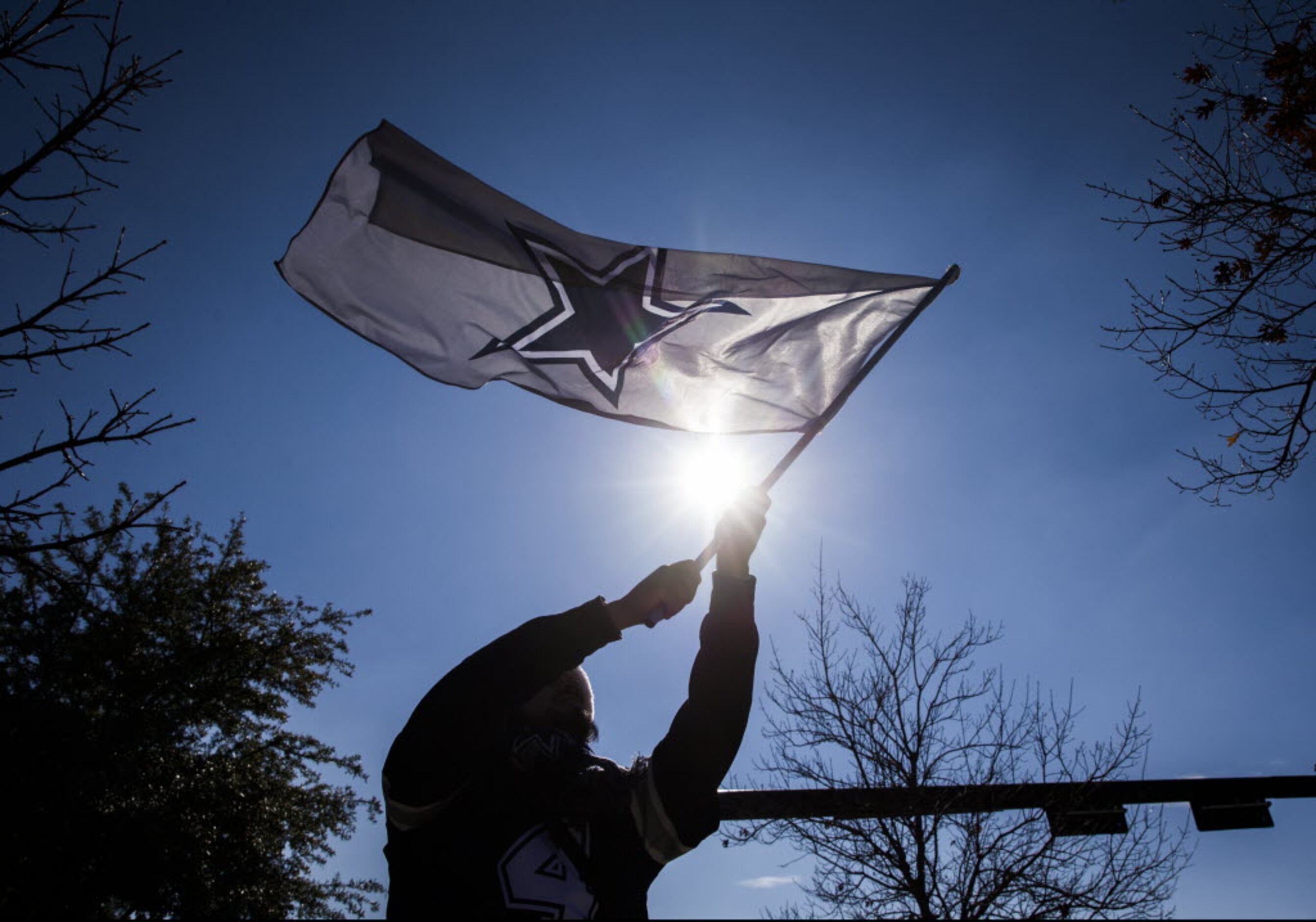 Construction Workers Hang Dallas Cowboys Flag Above Rival Team's Training  Camp