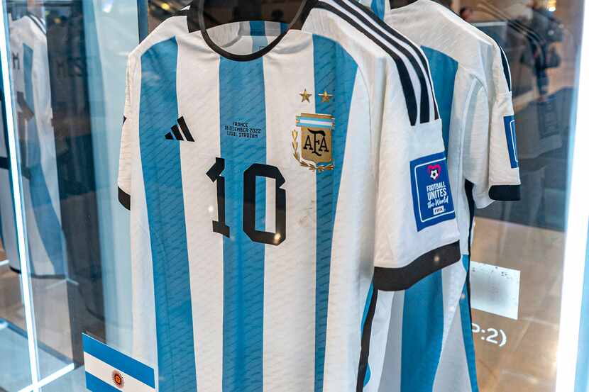 Camisetas que portó Lionel Messi en el encuentro de la final de la Copa Mundial de Argentina...