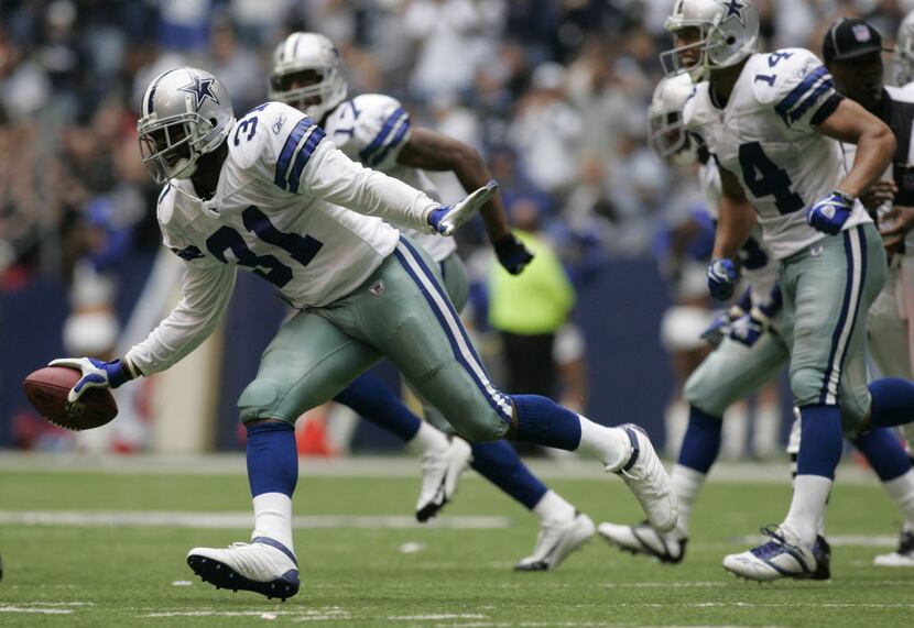 ORG XMIT: *S18EC75CE* Cowboys safety Roy Williams (31) celebrates a fumble recovery during...
