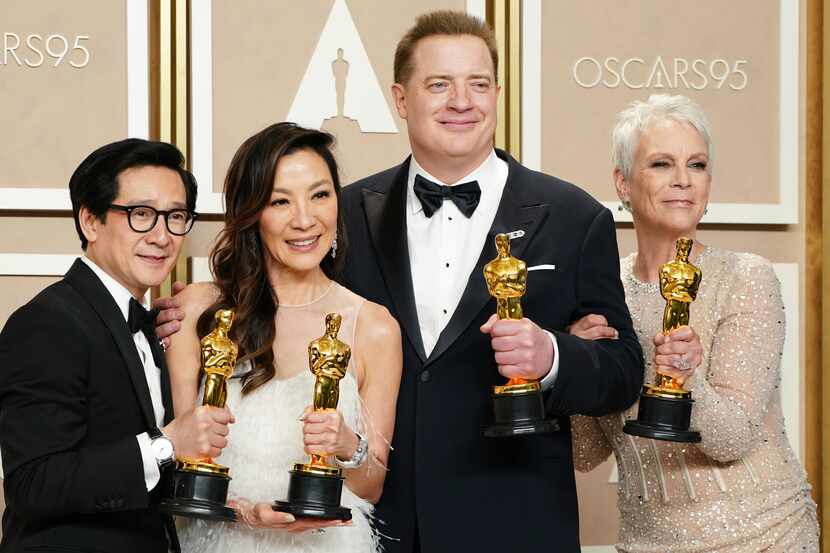 Ke Huy Quan, Michelle Yeoh, Brendan Fraser y Jamie Lee Curtis posan con sus galardones tras...