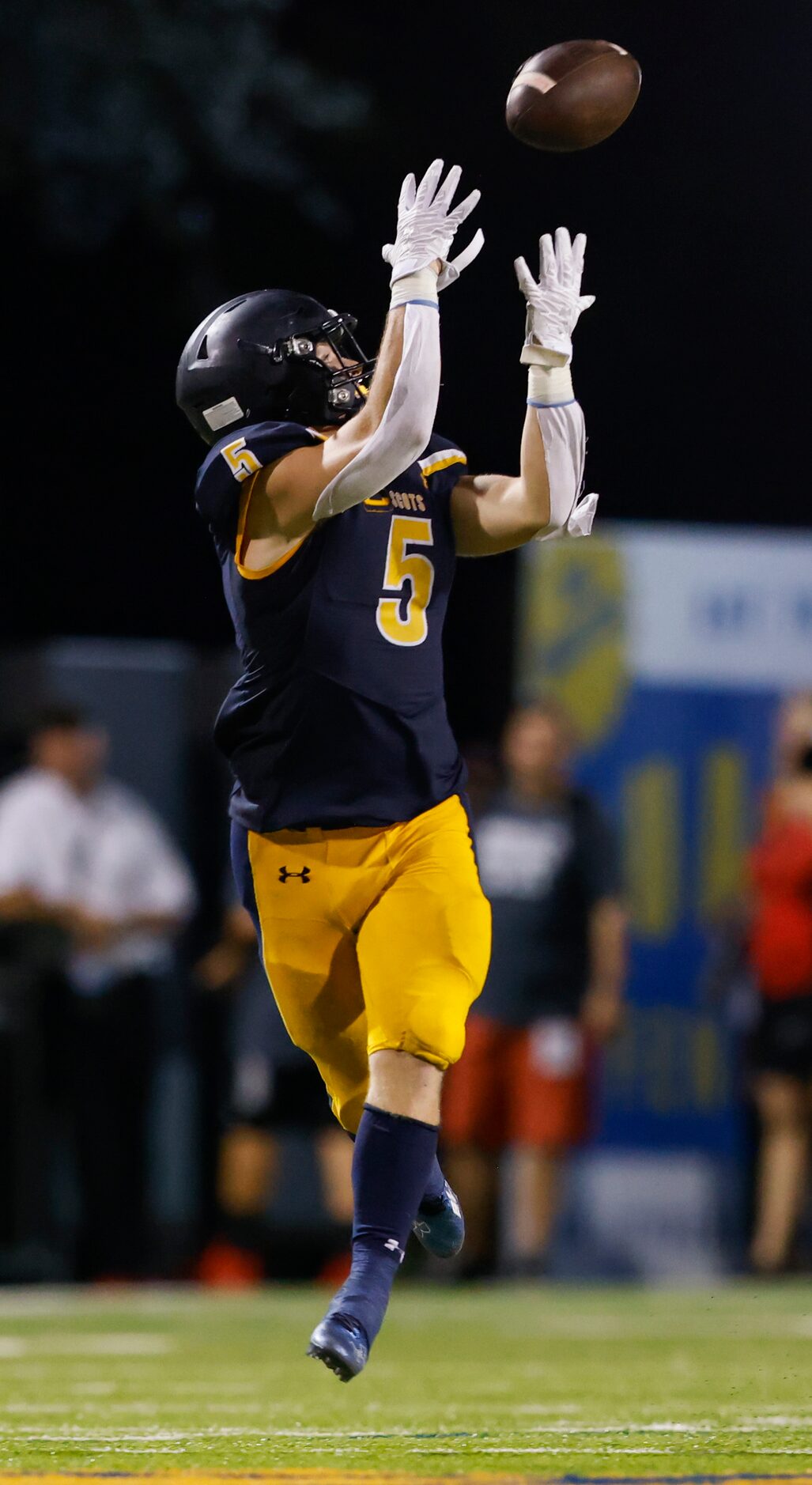 Highland Park running back Jay Cox (5) catches a pass before a touchdown run against the...