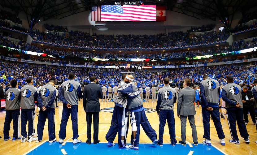 Dallas Mavericks forward Shawn Marion (center, left) and guard Vince Carter (center, right)...