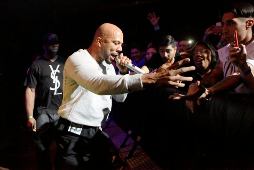 
Common interacts with fans at House of Blues.
