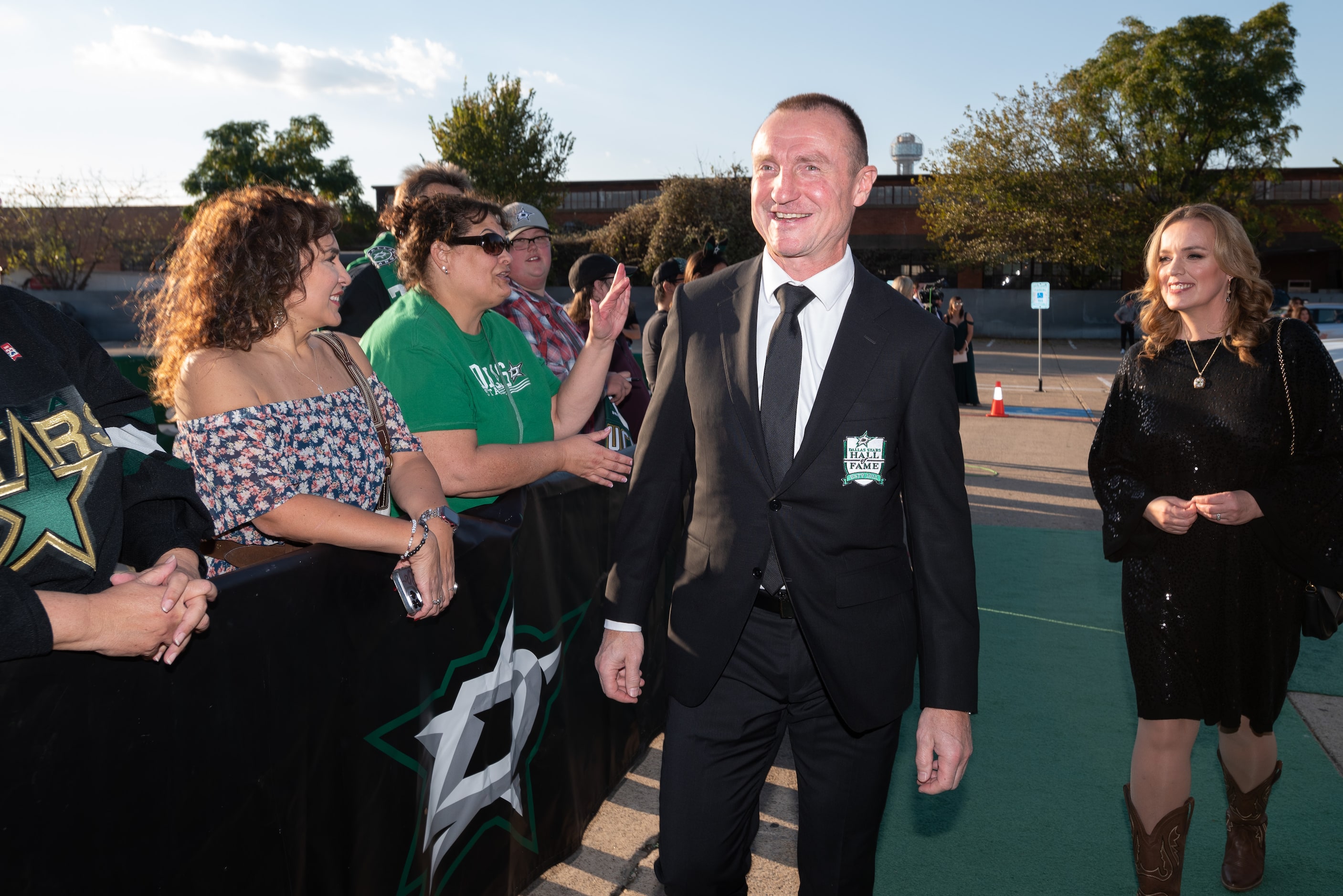 Former Dallas Stars player Jere Lehtinen greets fans as he arrives for the Stars' Hall of...