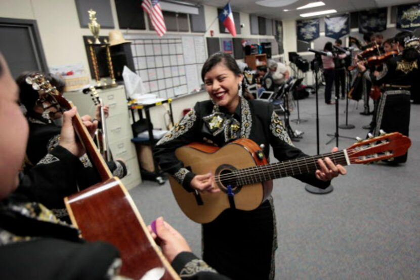 Andrea Martínez, guitarrista del Mariachi Sol Azteca de Grand Prairie.