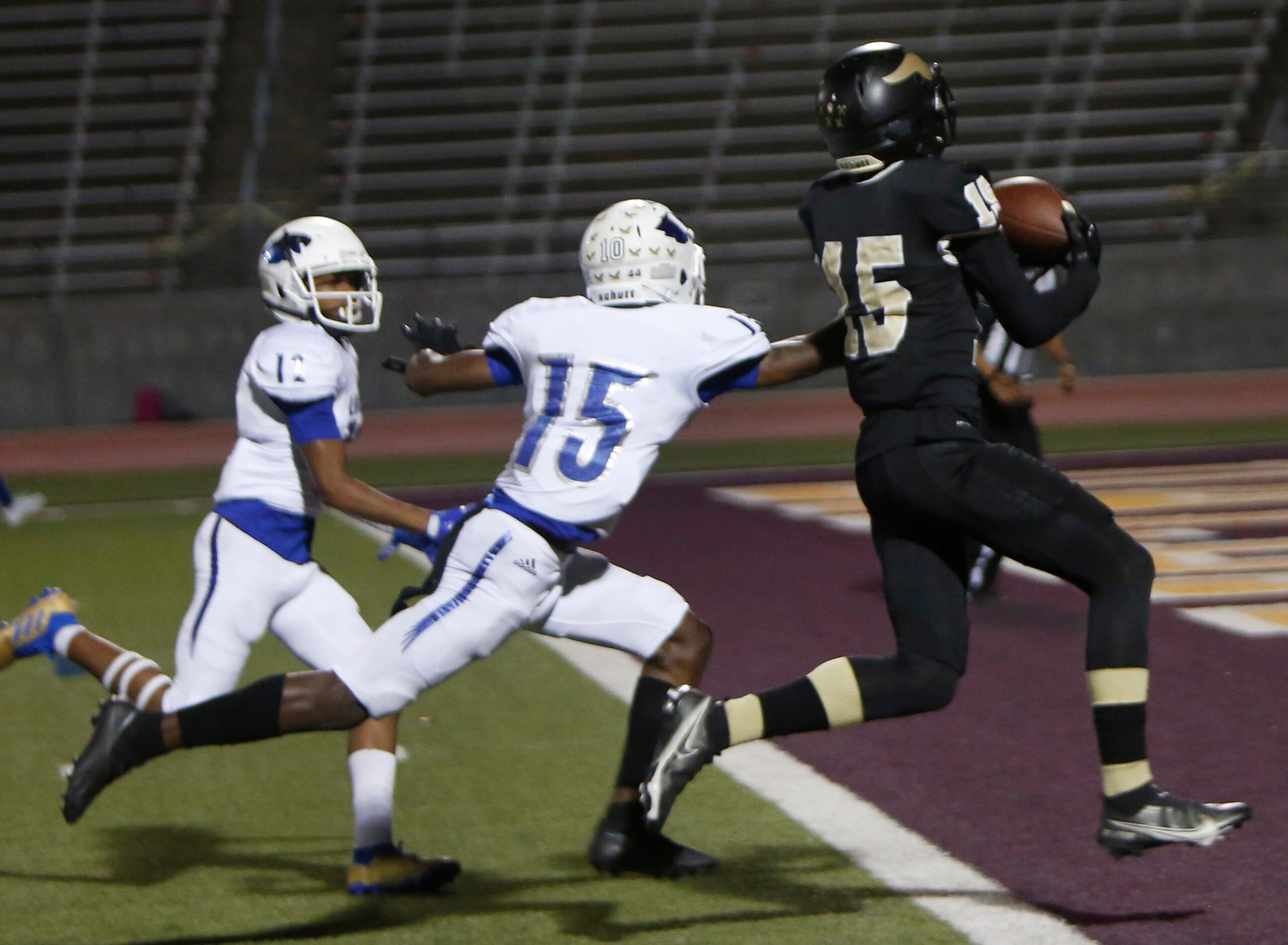 Dallas Pinkston receiver Jacari Westbrook (15) pulls in a 2nd quarter touchdown pass over...