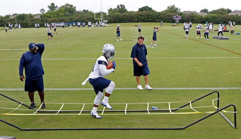 Dallas Cowboys running back Ezekiel Elliott (21) goes through a drill during a minicamp at...