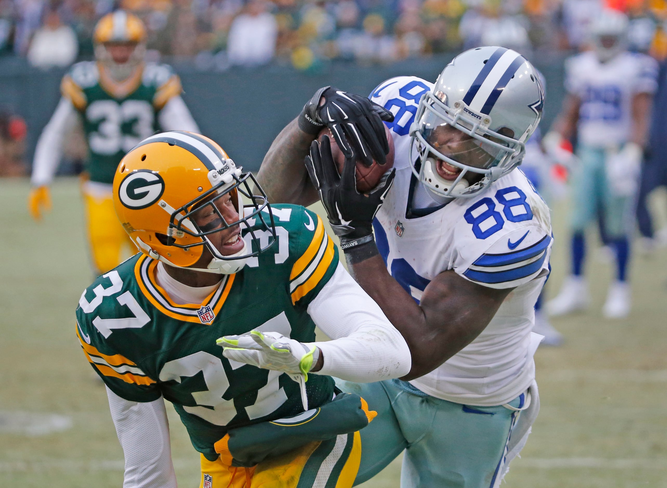 Packers defeat Cowboys, 26-21, after controversial call - Los Angeles Times