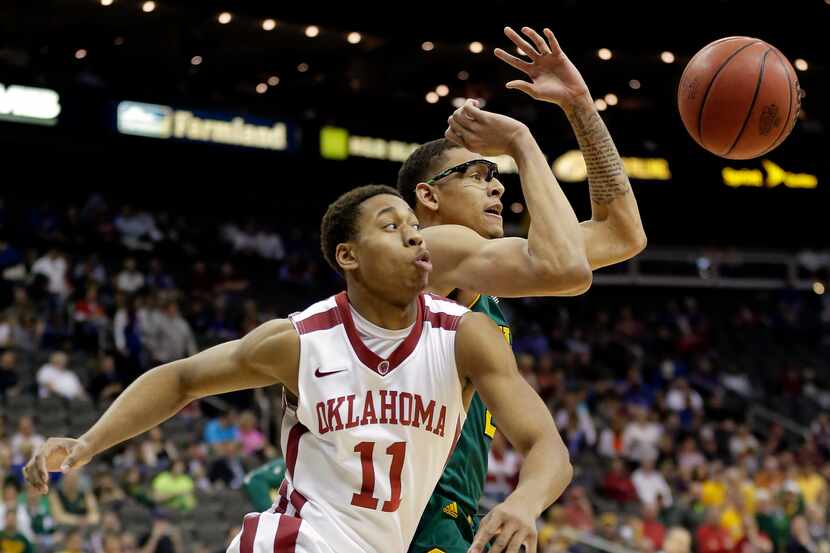 Oklahoma's Isaiah Cousins (11) and Baylor's Isaiah Austin chase a loose ball during the...