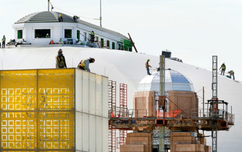 Trabajadores continúan con las labores de construcción de la Dickies Arena. (Tom Fox/The...