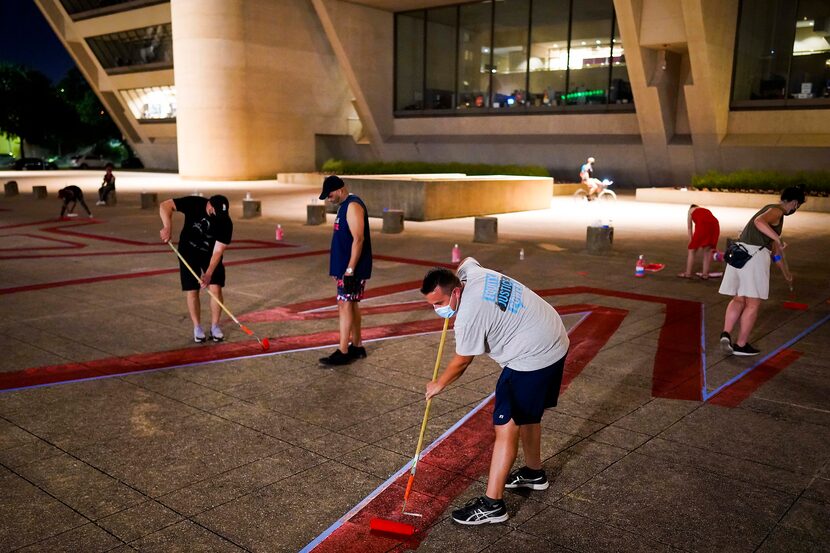 Concejales ayudan a pintar las palabras “Black Lives Matter” en la explanada de Dallas City...