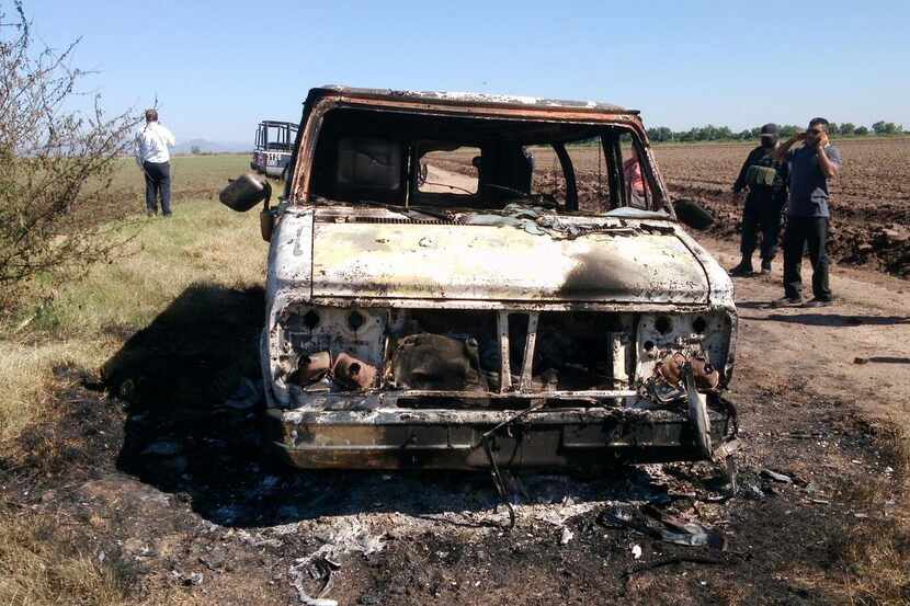 Una camioneta quemada que pertenecía a dos turistas australianos que hallada con dos...