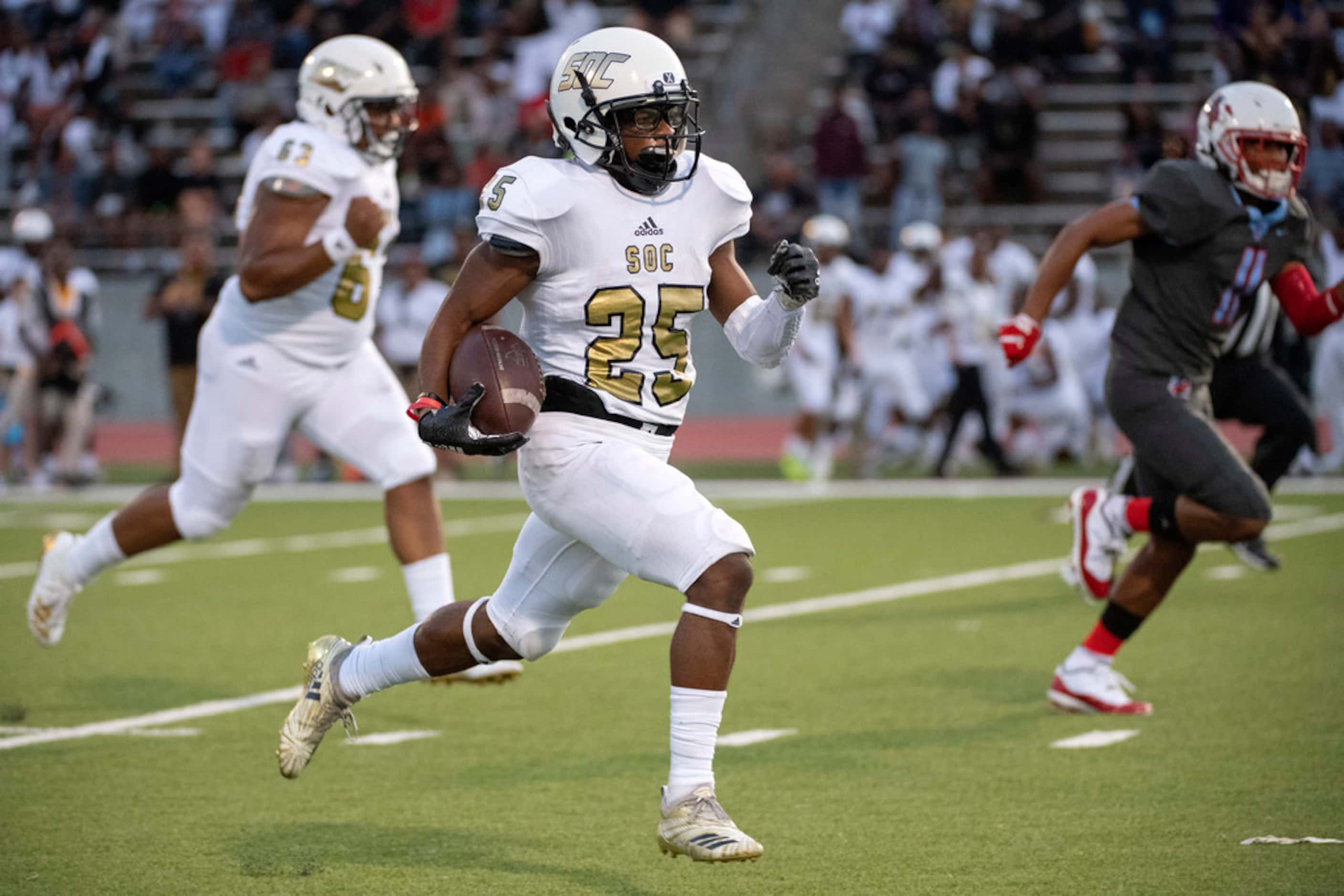 South Oak Cliff junior running back Cameron Davis (25) races for the end zone on a touchdown...