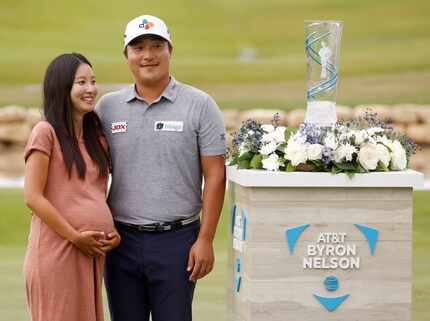 
El surcoreano K.H. Lee y su esposa tras ganar el torneo AT&T Byron Nelson en McKinney,...