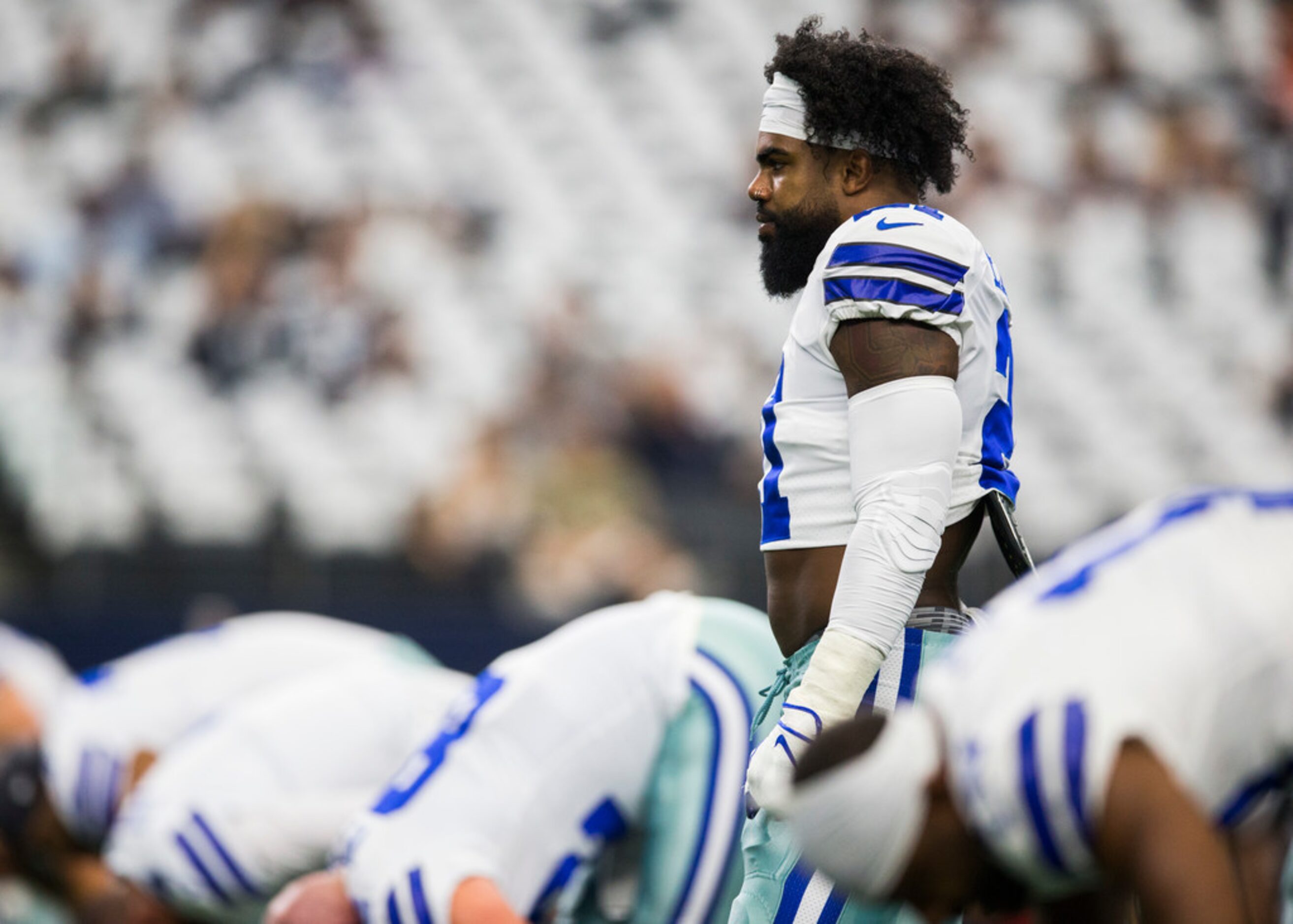 Dallas Cowboys running back Ezekiel Elliott (21) warms up before an NFL game between the New...