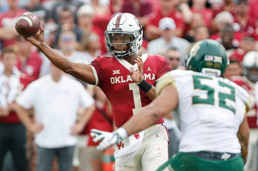 Oklahoma quarterback Kyler Murray (1) passes against Baylor in the first half of an NCAA...