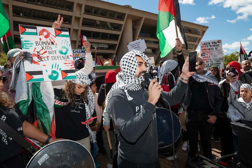 Muchos asistentes a la marcha en Dallas portaban la bandera palestina roja, verde, blanca y...