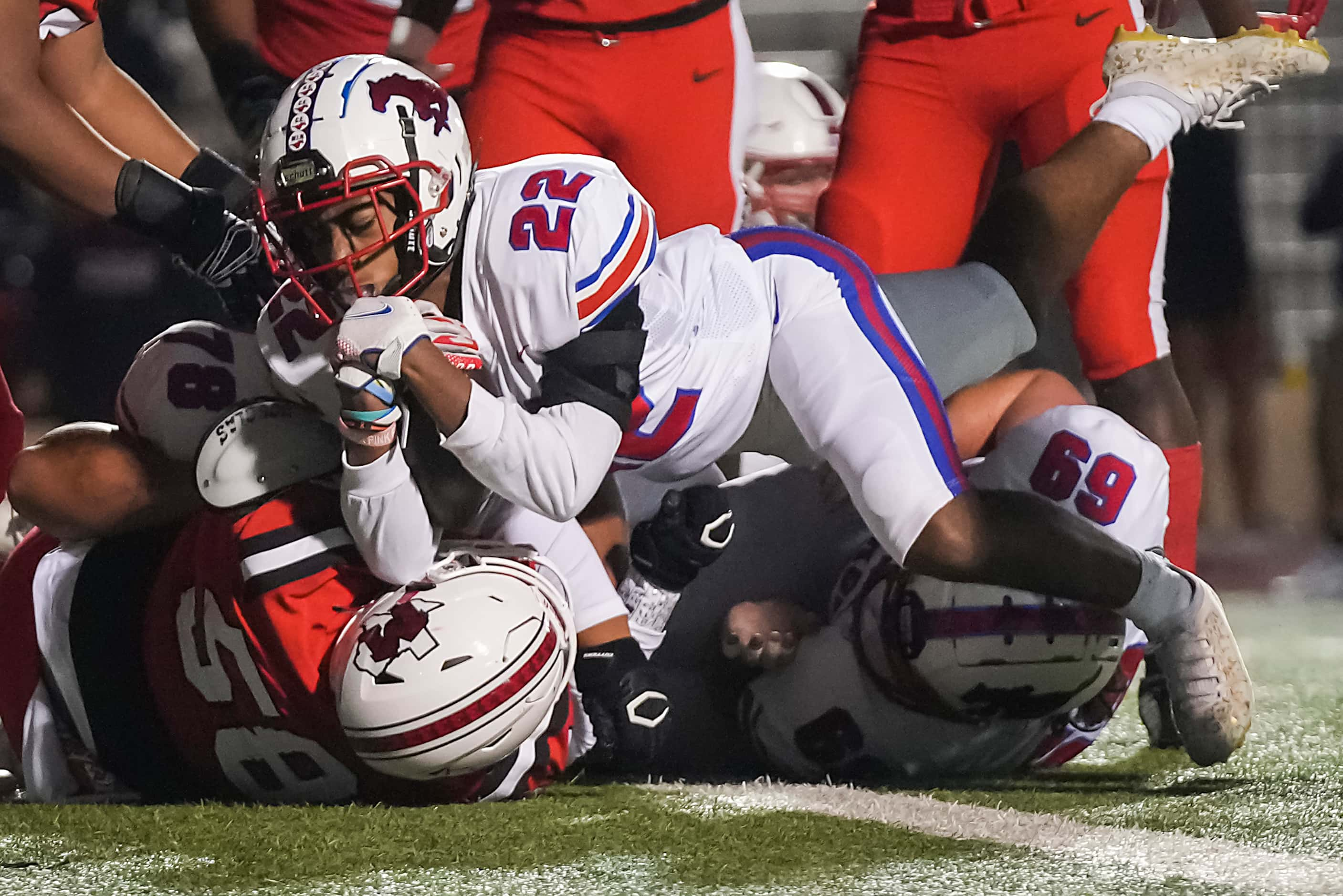 Richardson JJ Pearce running back Daiquan Landon (22) dives into the end zone for a...