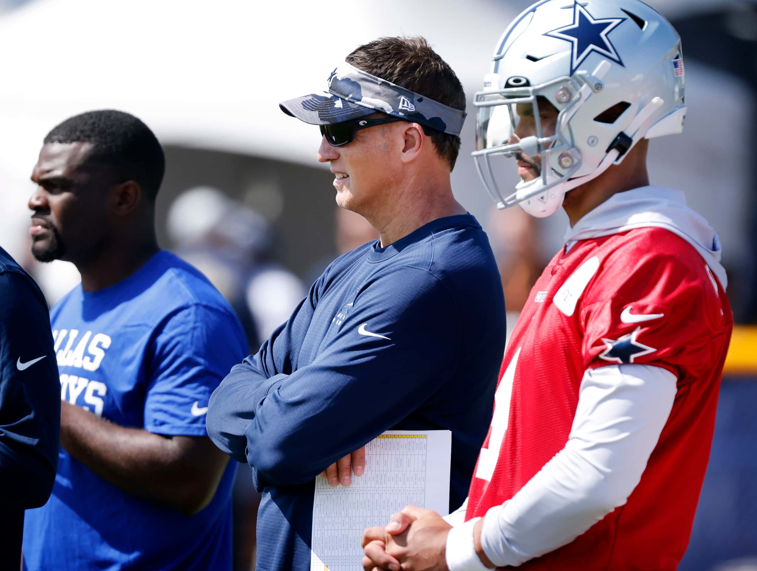 Dallas Cowboys quarterbacks coach Doug Nussmeier (cetner) watches a mock game at training...