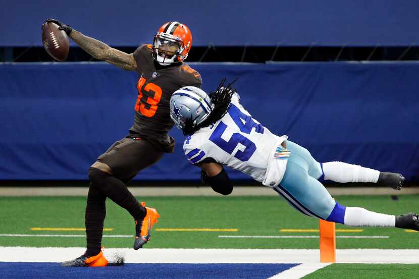 El apoyador de los Cowboys de Dallas, Jaylon Smith (54), taclea al receptor de los Browns de...