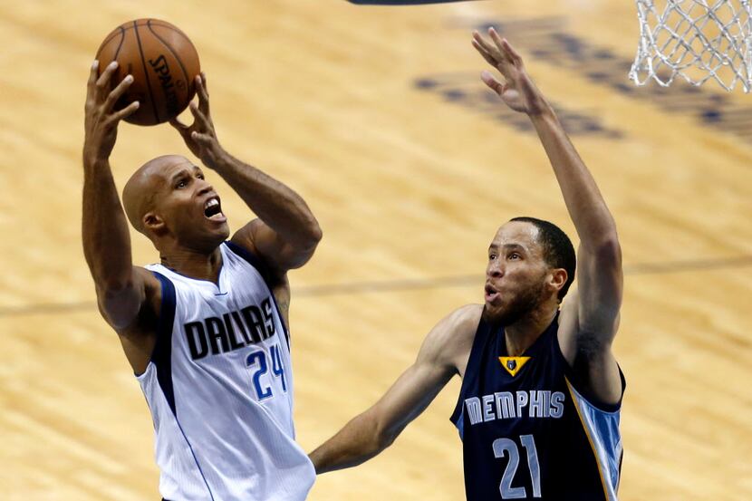 Dallas Mavericks forward Richard Jefferson (24) drives on Memphis Grizzlies forward Tayshaun...