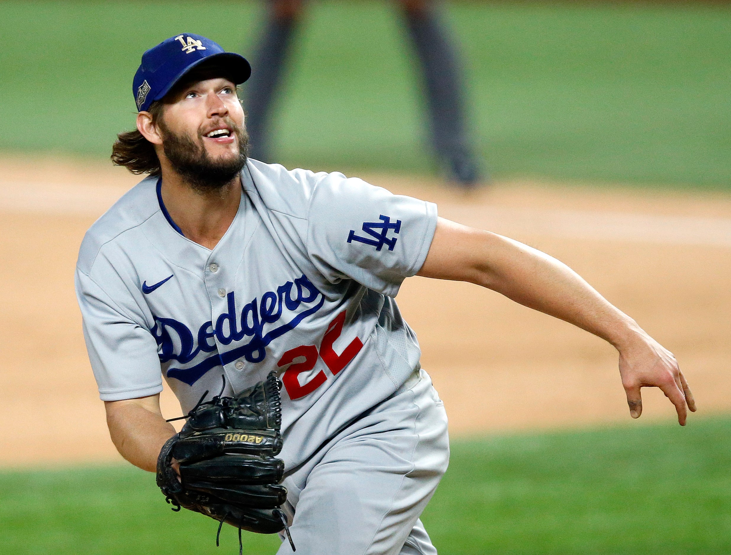 Los Angeles Dodgers starting pitcher Clayton Kershaw (22) whips around to see Atlanta Braves...