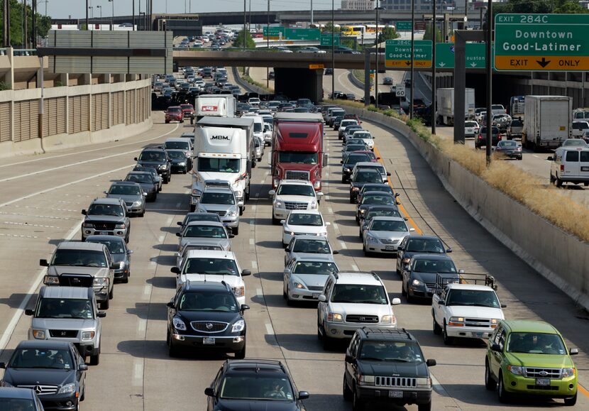 Imagen aérea del tránsito sobre North Central Expressway de Dallas.