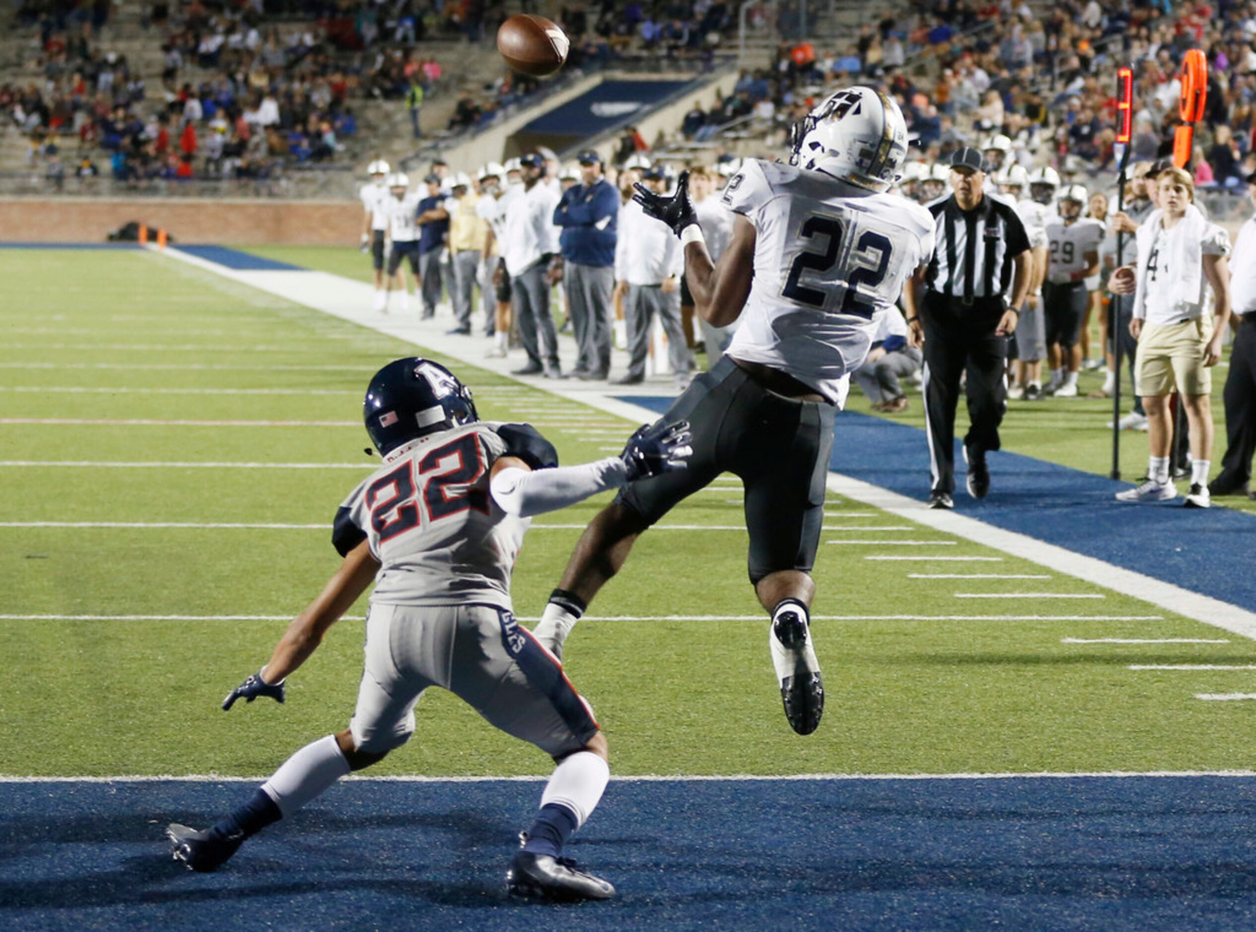 Jesuit's E.J. Smith (22) catches a pass for a touchdown inf fornt of Allen's Cade Patton...