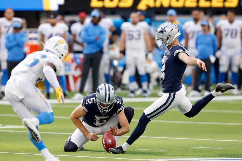 El pateador de los Cowboys de Dallas, Greg Zuerlein (der), conecta un gol de campo ante los...