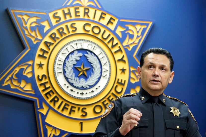 El sheriff Ed González del condado Harris en conferencia de prensa.