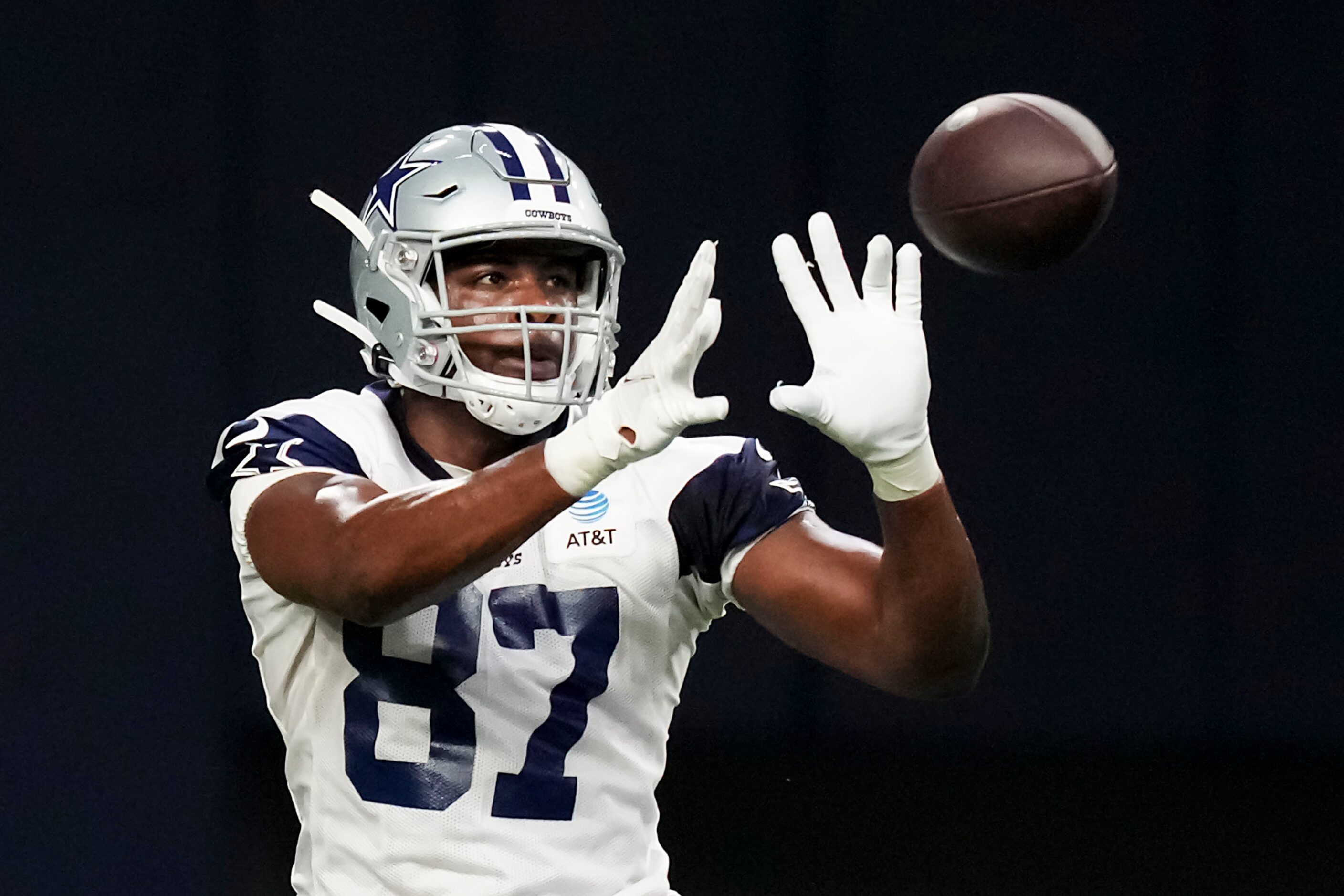 Dallas Cowboys tight end Jeremy Sprinkle catches a pass during the OTA team's practice at...