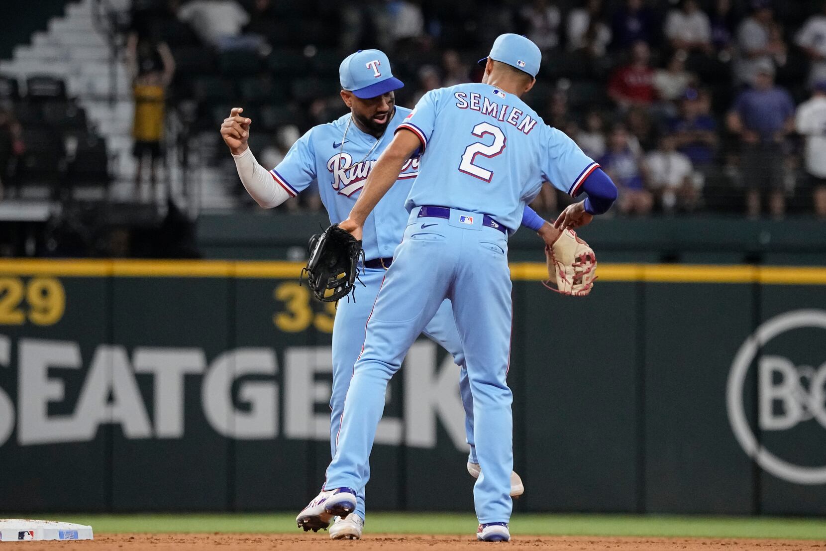 Texas Rangers beat Los Angeles Dodgers to avoid sweep