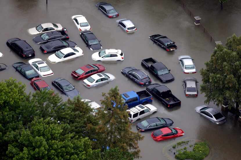 Autos inundados cerca del Addicks Reservoir a consecuencia de las inundaciones provocadas...