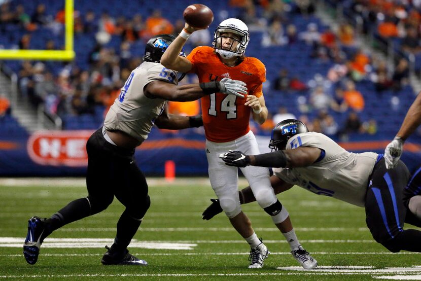 Nov 28, 2015; San Antonio, TX, USA; UTSA Roadrunners quarterback Dalton Sturm (14) throws...