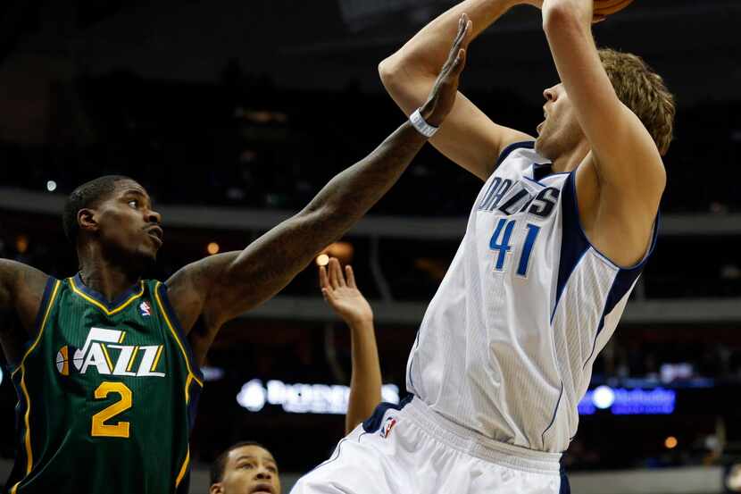 Dallas Mavericks power forward Dirk Nowitzki (41) shoots a fadeaway as Utah Jazz power...