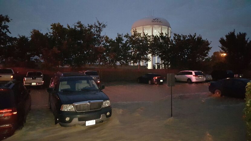 Los Newport Apartments se inundaron luego de que reventó una tubería en la torre de agua de...