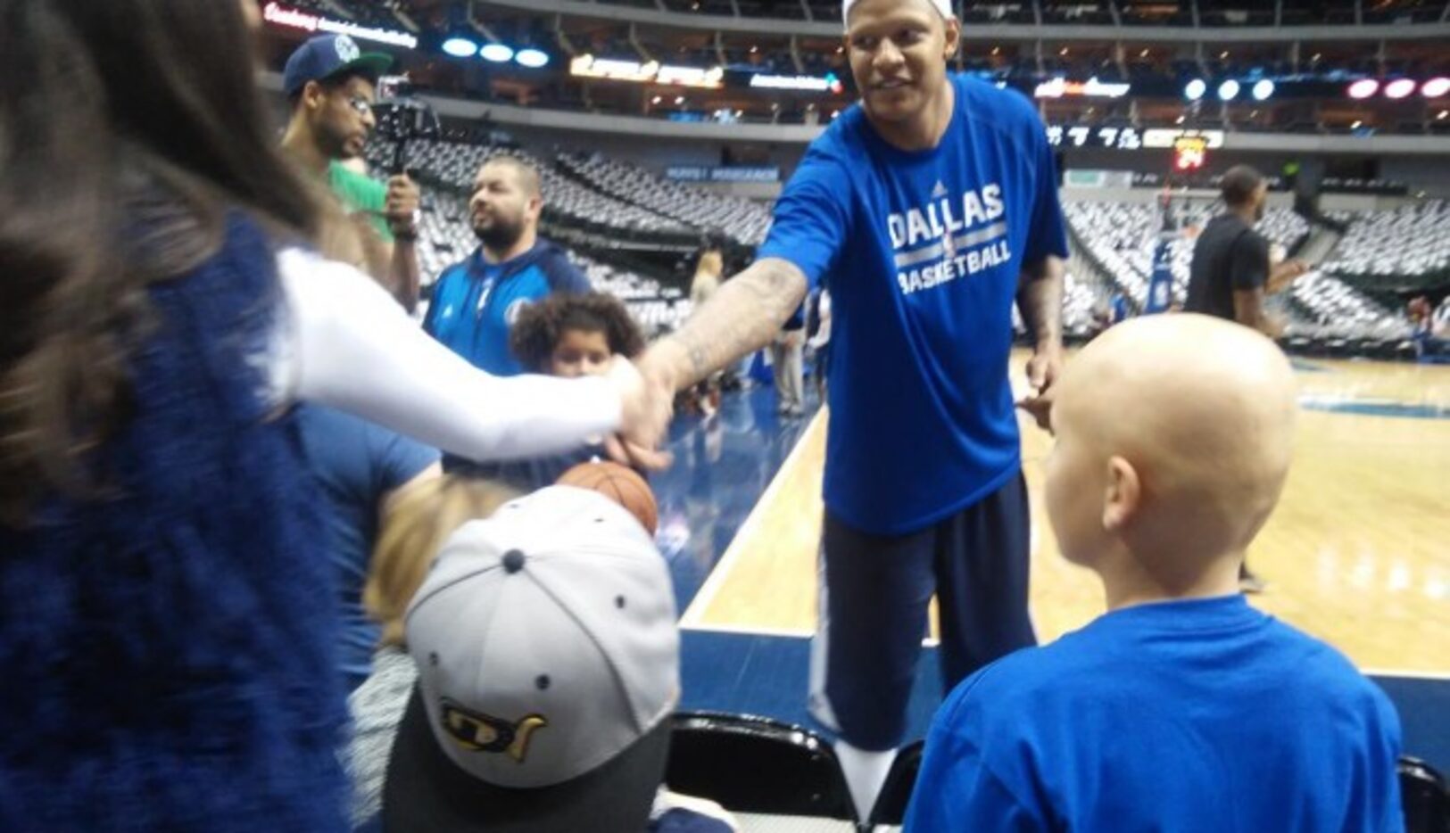 El delantero de los Mavericks, el dominicano Charlie Villanueva, saluda a familiares de...