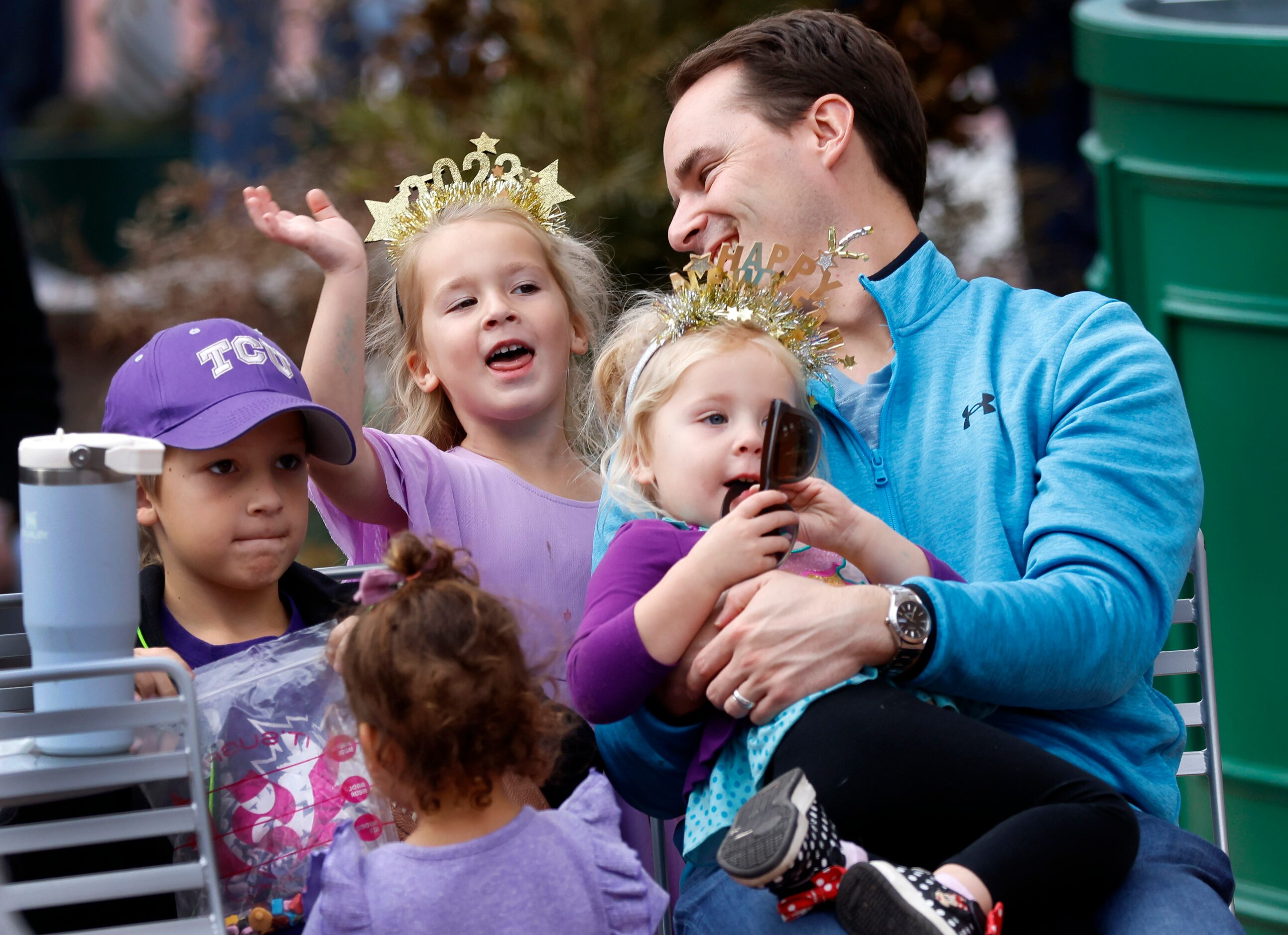 TCU Horned Frogs fan Chris Brown of Euless and his kids (from left) Walker, 7, Annie, 2, (in...