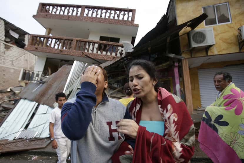 Una mujer llora al ver su casa destruida por un sismo en Ecuador en abril 2016. Otro sismo...