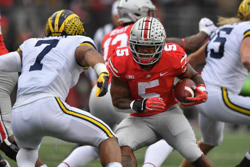 COLUMBUS, OH - NOVEMBER 24:  Mike Weber #5 of the Ohio State Buckeyes looks for room to run...